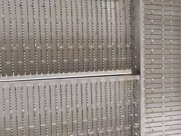Rectangular Grid Serrated Plank Grating