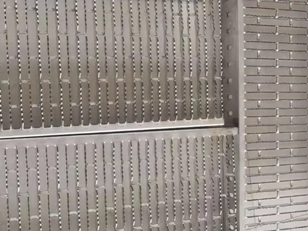 Rectangular Grid Serrated Plank Grating