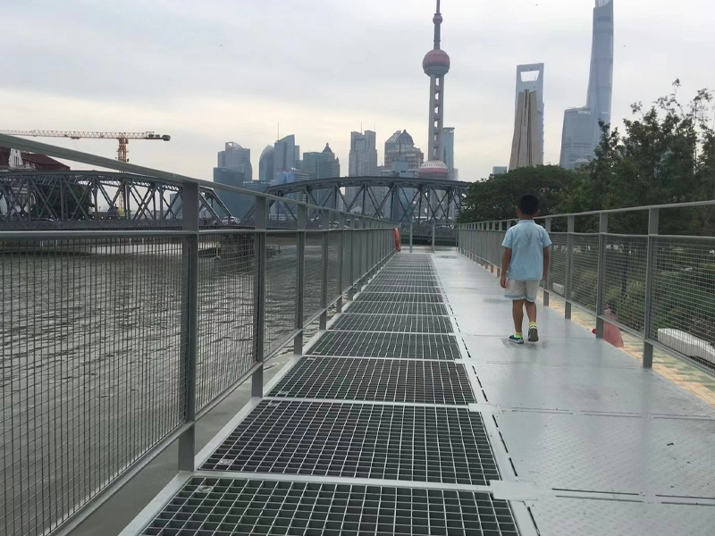 Steel Grating for Urban Riverside Applications