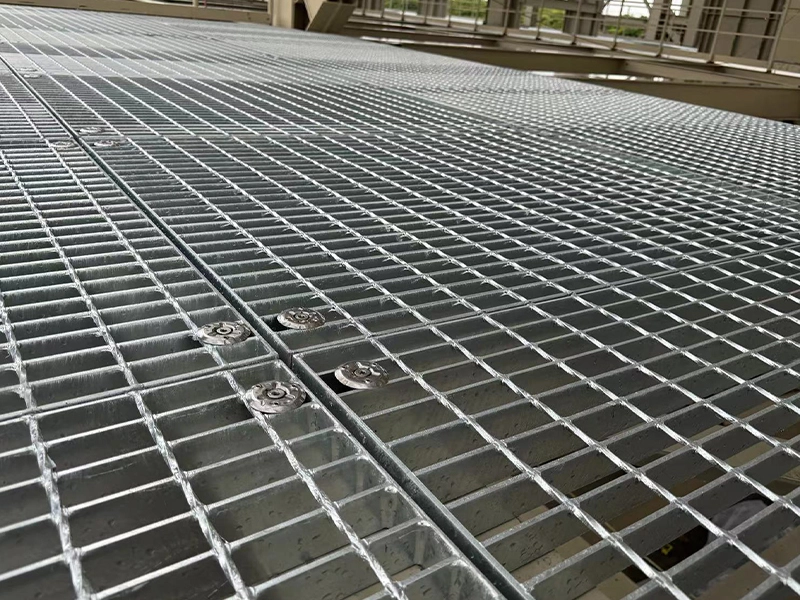 Aluminum vs. Steel Grating for Launch Pad Access: A Detailed Comparison