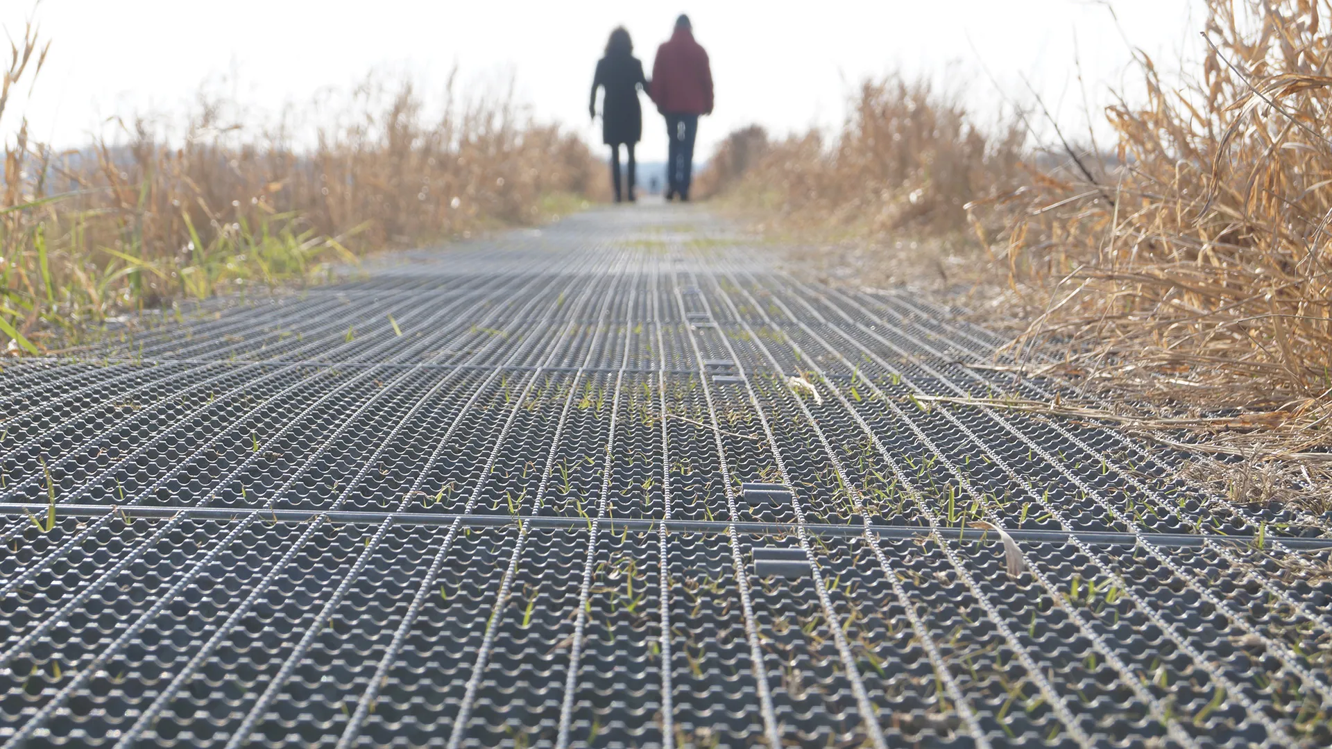 Steel grating walkway manufactured to international standards
